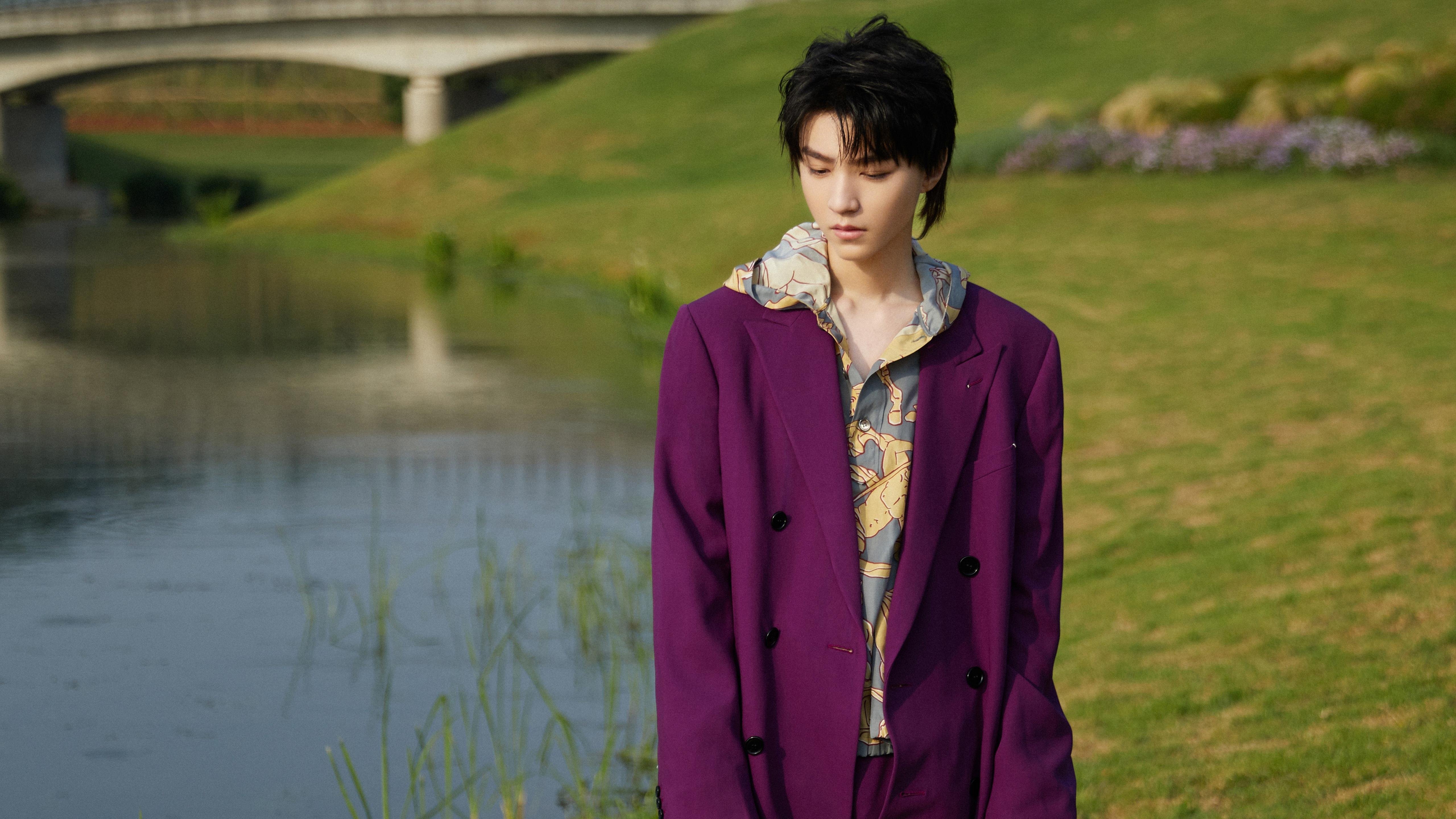 在与雷霆的比赛中，库里多次“空中飞人”般投中远距离三分，成众人焦点！