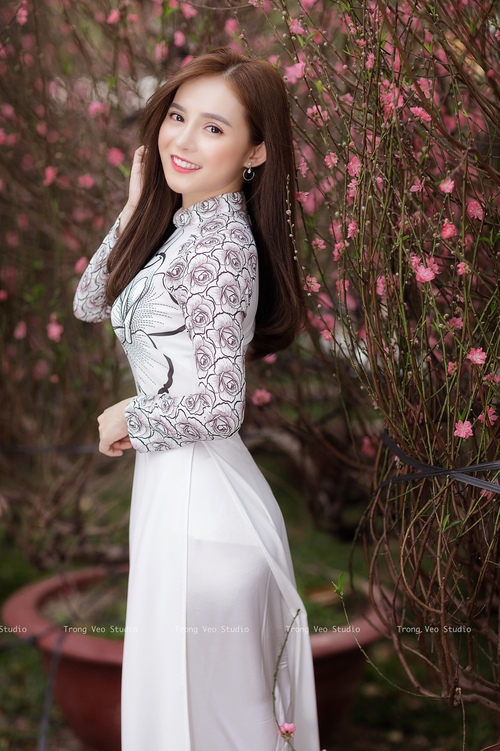 在与雷霆的比赛中，库里多次“空中飞人”般投中远距离三分，成众人焦点！